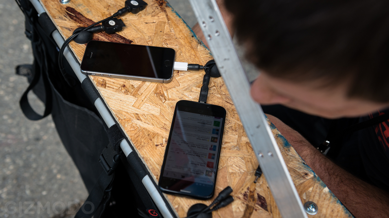 Illustration for article titled This Apocalypse-Ready Solar Charging Station Folds Up Behind a Bike